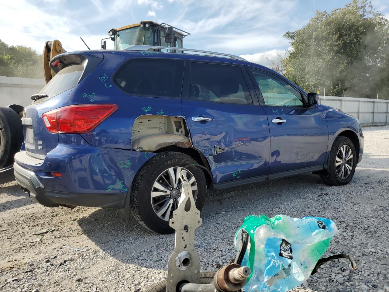 Nissan Pathfinder S Image 3