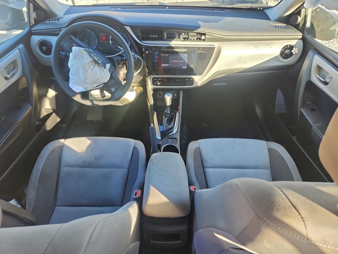 Toyota Corolla L Image 12