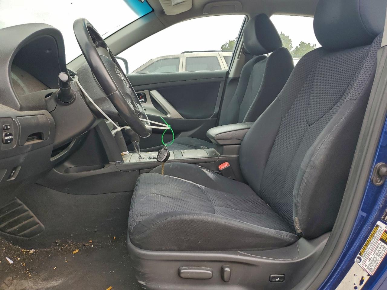 Toyota Camry Base Image 3