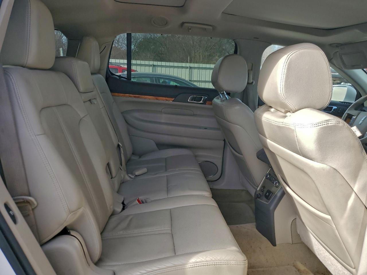 Lincoln MKT Image 6