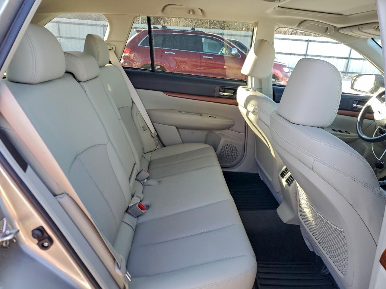 Subaru Outback 2.5i Limited Image 8