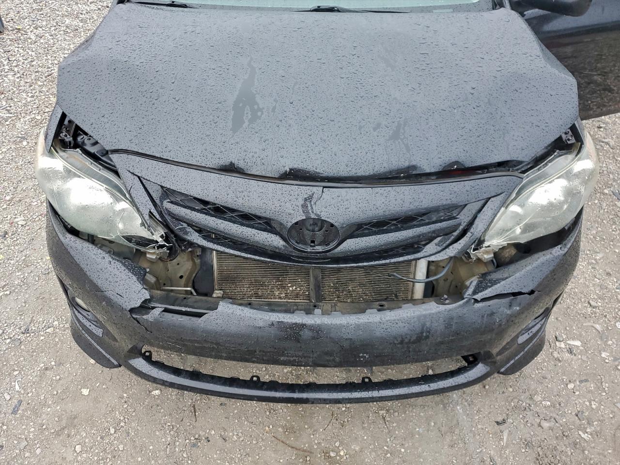 Toyota Corolla Base Image 9