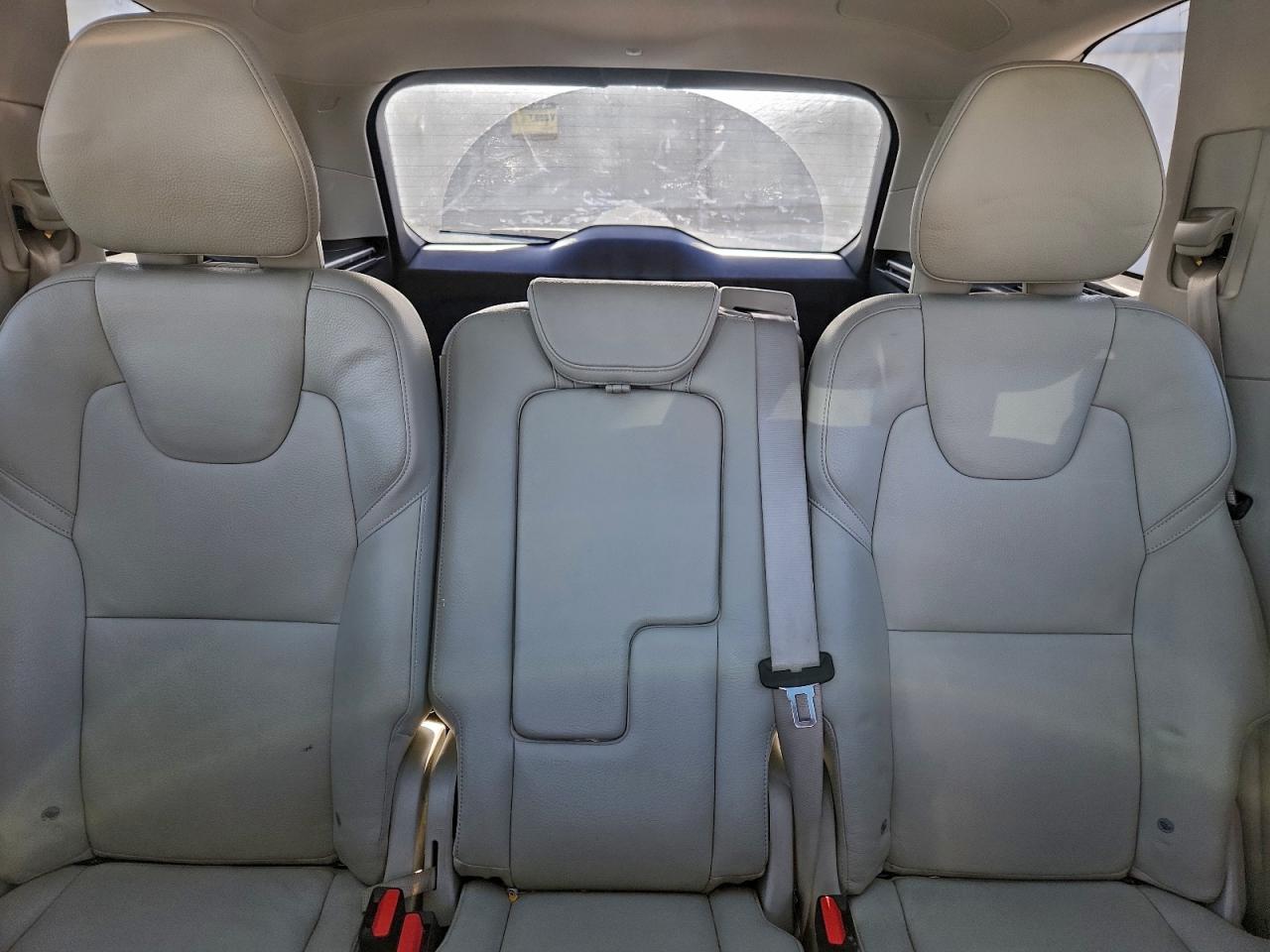 Volvo XC90 T5 Image 10