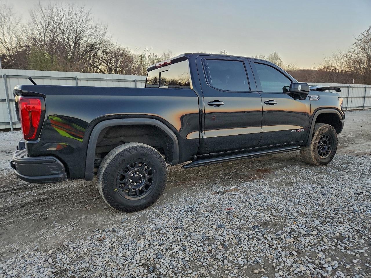 GMC Sierra K1500 At4x Image 2