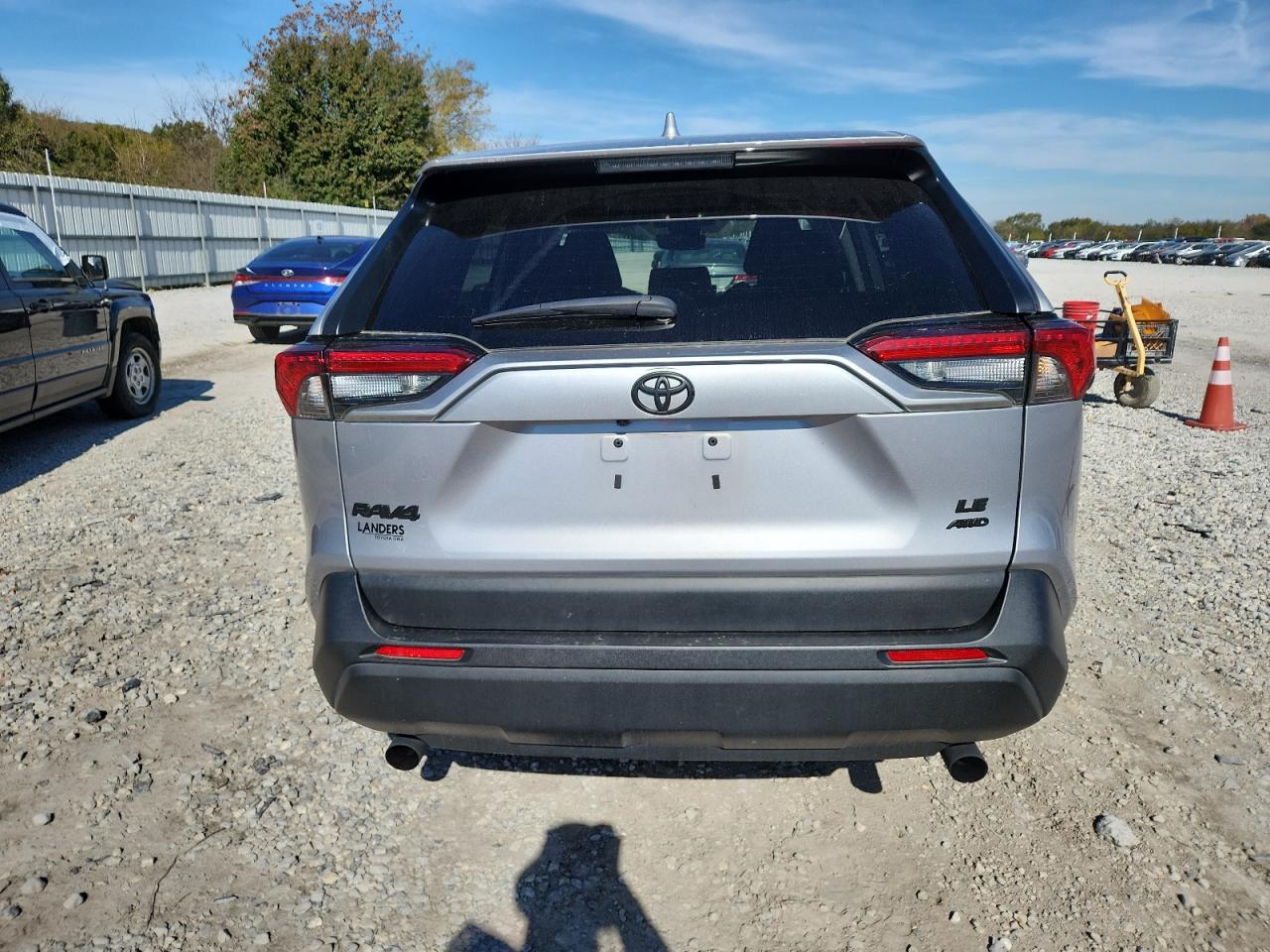 Toyota RAV4 Le Image 8