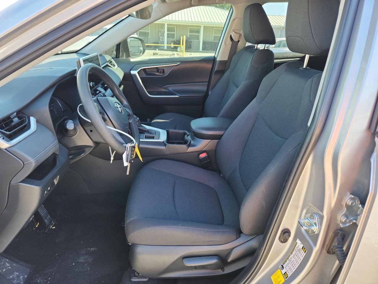 Toyota RAV4 Le Image 4