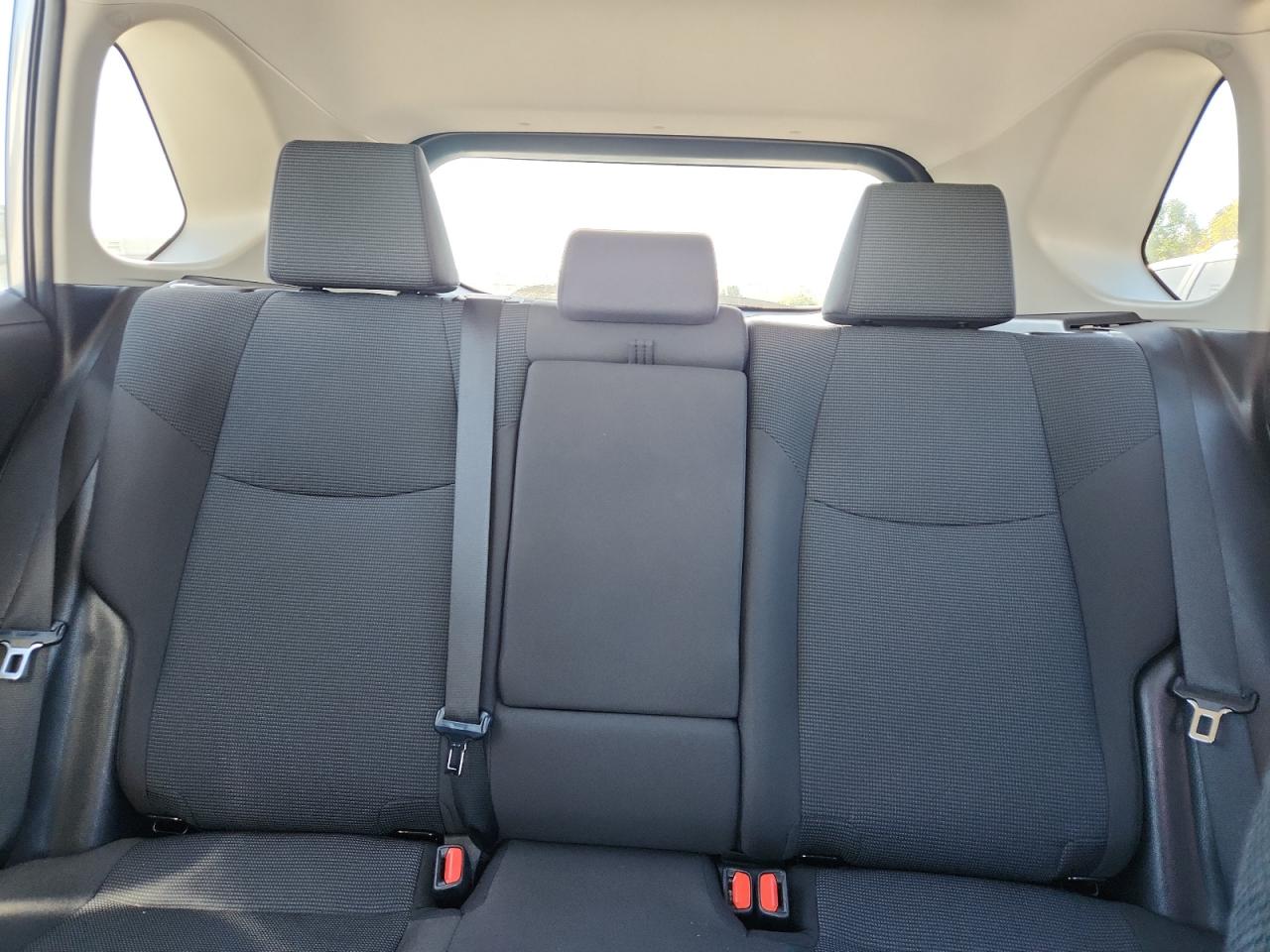 Toyota RAV4 Le Image 13